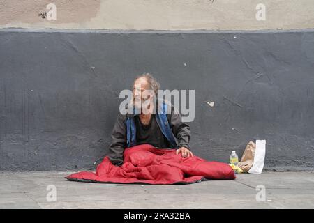 Scene da Skid Row di un'area del centro cittadino di Los Angeles che è una delle più grandi popolazioni stabili (tra 5.000 e 8.000) di persone senzatetto. Foto Stock