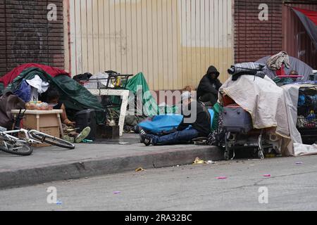 Scene da Skid Row di un'area del centro cittadino di Los Angeles che è una delle più grandi popolazioni stabili (tra 5.000 e 8.000) di persone senzatetto. Foto Stock