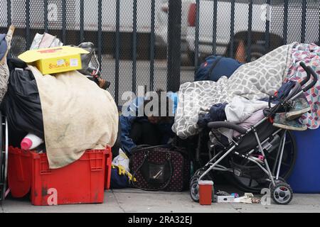 Scene da Skid Row di un'area del centro cittadino di Los Angeles che è una delle più grandi popolazioni stabili (tra 5.000 e 8.000) di persone senzatetto. Foto Stock