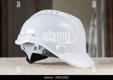 Elmetto di sicurezza per elmetto, utilizzato in ambienti di lavoro industriali. Protezione della testa del lavoratore da lesioni in cantiere. Foto Stock