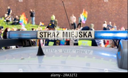 Polizia municipale polacca auto luci di emergenza barra luminosa. Barra luci lampeggiatori blu montata sul tetto del veicolo pattugliatore. Straż Miejska in Polonia. Foto Stock