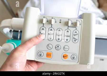 Scatola di controllo del letto ospedaliero con pulsanti. Apparecchiatura medica, pannello di controllo remoto del letto elettrico regolabile per un paziente in sala risveglio. Foto Stock