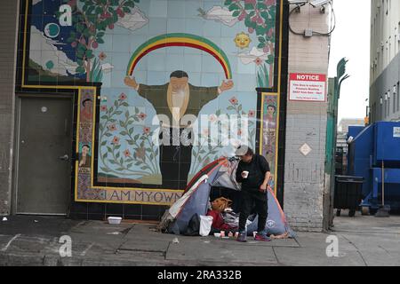 Scene da Skid Row di un'area del centro cittadino di Los Angeles che è una delle più grandi popolazioni stabili (tra 5.000 e 8.000) di persone senzatetto. Foto Stock