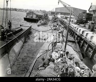 Sottomarini tedeschi arresi. Questa fotografia mostra quattro sottomarini tedeschi presso il Portsmouth Navy Yard, che sono stati arresi al largo della costa di Portland. 1946 - 1946. Regione nord-orientale (Boston, ma). Stampa fotografica. Dipartimento della Marina. First Naval District. Ufficio dell'Assistente Capo di Stato maggiore per l'amministrazione. Ufficio dell'ufficiale storico. ca. 1941-ca. 1946. Storia amministrativa del primo distretto navale nella seconda guerra mondiale Foto Stock