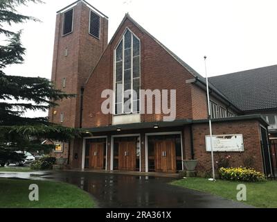 Foto datata 12/12/19 della chiesa di nostra Signora dell'Annunciazione in Bingham Road, Croydon, Londra sud, dove un ragazzo ha subito gravi ustioni durante un evento scolastico di canto natalizio. Una scuola elementare a Croydon è stata multata di 35.000 sterline dopo che un ragazzo è stato lasciato con ustioni critiche quando il suo costume da presepe ha preso fuoco durante il concerto annuale della scuola carol. La St Thomas Becket Catholic Primary School è stata giudicata colpevole di carenze in materia di salute e sicurezza da una giuria del Southwark Crown Court all'inizio di giugno. Nel dicembre 2019 il ragazzo, allora di sette anni, era stato in una fila di allievi ognuno con una candela accesa Foto Stock