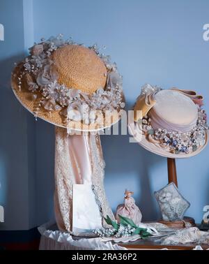 Due cappelli da donna vittoriani in mostra Foto Stock