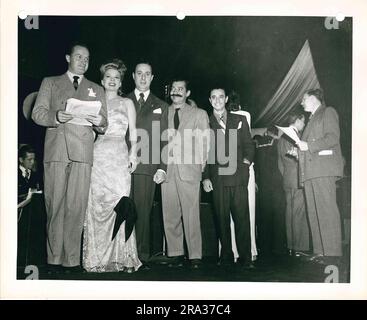 Fotografia di Bob Hope e di altri artisti (una donna e tre uomini). Foto Stock