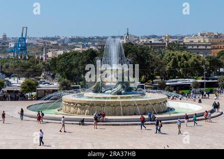 La Valletta, Malta, 5 maggio 2023. La Fontana dei Tritoni è composta da tre tritoni di bronzo che sostengono un grande bacino Foto Stock