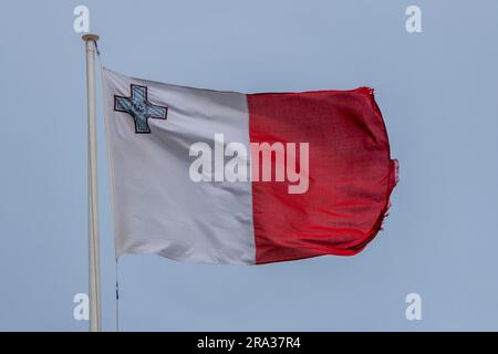 La Valletta, Malta, 30 aprile 2023.cielo con la bandiera di Malta Foto Stock