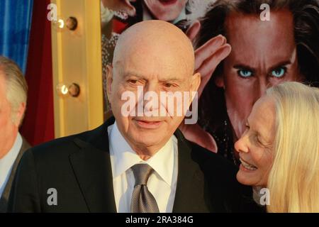 Los Angeles, USA. 12 marzo 2013. Alan Arkin alla Premiere della Warner Bros. Immagini "l'incredibile Burt Wonderstone". Arrivi al TCL Chinese Theater di Hollywood, CALIFORNIA, 11 marzo 2013. Foto di Joseph Martinez/PictureLux Credit: PictureLux/The Hollywood Archive/Alamy Live News Foto Stock