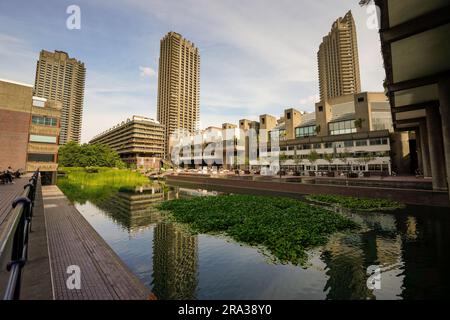 Il Barbican Centre di Londra, un complesso architettonico brutalista con edifici residenziali, arti dello spettacolo e intrattenimento, cinema, teatro, lago. Foto Stock