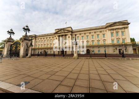 Buckingham Palace, simbolo della monarchia britannica e dimora di re, regine e membri della famiglia reale. Niente gente, la settimana dell'incoronazione di re Carlo II. Foto Stock