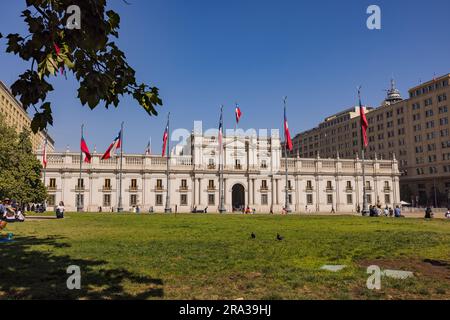 Vista da Plaza de la Constitucion, la facciata del Palacio de la Moneda nel quartiere governativo della metropoli Santiago del Cile, Sud America Foto Stock