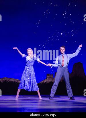 Carly Anderson (Polly Baker), Charlie Stemp (Bobby Child) in CRAZY FOR YOU in CRAZY FOR YOU al Gillian Lynne Theatre, Londra WC2 03/07/2023 a Chichester Festival Theatre 2022 produzione musica e testi: George & Ira Gershwin libro: Ken Ludwig co-concepito da Ken Ludwig e Mike Ockrent scenografia: Costumi di Beowulf Boritt: William Ivey illuminazione lunga: Ken Billington coreografia e regia: Susan Stroman Foto Stock