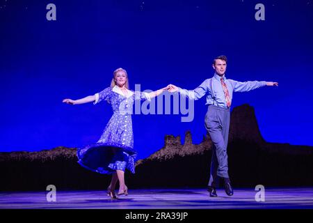 Carly Anderson (Polly Baker), Charlie Stemp (Bobby Child) in CRAZY FOR YOU in CRAZY FOR YOU al Gillian Lynne Theatre, Londra WC2 03/07/2023 a Chichester Festival Theatre 2022 produzione musica e testi: George & Ira Gershwin libro: Ken Ludwig co-concepito da Ken Ludwig e Mike Ockrent scenografia: Costumi di Beowulf Boritt: William Ivey illuminazione lunga: Ken Billington coreografia e regia: Susan Stroman Foto Stock