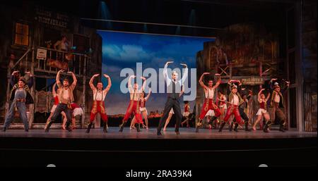 "I Got Rhythm" - centro: Charlie Stemp (Bobby Child), Carly Anderson