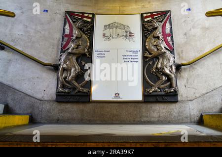 Stazione della metropolitana di Londra nel London Financial District vicino alla Bank of England, un cartello che mostra i London Dragons con uno scudo crestato. Foto Stock