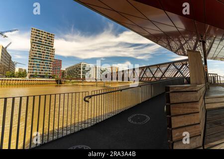 La fermata del battello sul fiume Tamigi sul molo del Royal Wharf di Newham per un rapido accesso alla City di Londra. Newham è un borgo londinese, appena a est della città. Foto Stock