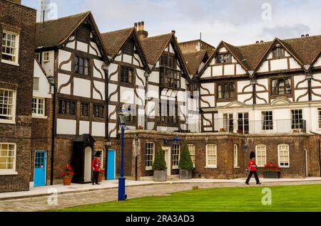 La Queen's House si affaccia sulla Tower Green presso la Torre di Londra con le guardie. La casa fu costruita dal re Enrico VIII per la sua seconda regina, Anna Bolena. Foto Stock