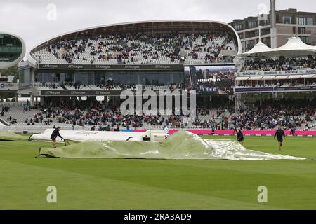 Londra, Regno Unito. 30 giugno 2023. Le copertine escono mentre la pioggia si ferma durante il LV= Insurance Ashes test Series Second test Day 3 Inghilterra contro Australia al Lords, Londra, Regno Unito, 30 giugno 2023 (foto di Mark Cosgrove/News Images) a Londra, Regno Unito il 30/6/2023. (Foto di Mark Cosgrove/News Images/Sipa USA) credito: SIPA USA/Alamy Live News Foto Stock