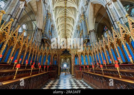 Abbazia di Westminster all'interno del Coro verso l'altare maggiore. Goditi l'architettura gotica e la storia dei re, delle regine e dei primi ministri. Foto Stock