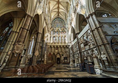 Westminster Abbey, una chiesa storica di Londra che serve come luogo per le incoronazioni, i matrimoni reali e il luogo di sepoltura di persone di spicco. Foto Stock