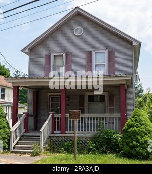 Un cartello storico su Main Street di fronte alla casa d'infanzia di Robert H. Jackson, un avvocato di Frewsburg, New York, USA Foto Stock