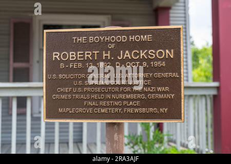 Un cartello storico sulla Main Street per Robert H. Jackson, un avvocato di Frewsburg, New York, USA Foto Stock