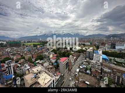 Kathmandu, Bagmati, Nepal. 30 giugno 2023. Un'affascinante vista della valle è vista dalla prima torre Skywalk del paese a Kathmandu, Nepal, il 30 giugno 2023. (Immagine di credito: © Sunil Sharma/ZUMA Press Wire) SOLO USO EDITORIALE! Non per USO commerciale! Crediti: ZUMA Press, Inc./Alamy Live News Foto Stock