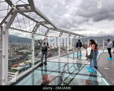 Kathmandu, Bagmati, Nepal. 30 giugno 2023. Le persone si divertono alla prima Skywalk Tower del paese a Kathmandu, Nepal, il 30 giugno 2023. (Immagine di credito: © Sunil Sharma/ZUMA Press Wire) SOLO USO EDITORIALE! Non per USO commerciale! Crediti: ZUMA Press, Inc./Alamy Live News Foto Stock