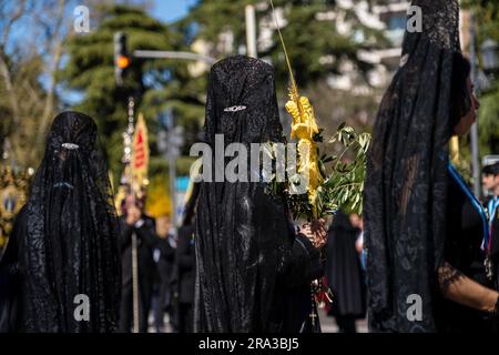 Processioni religiose della settimana Santa a Madrid, Spagna. Vedove, donne con copricapo tradizionale di pizzo nero, con foglie di palma durante la celebrazione di Semana Babbo Natale. Foto Stock