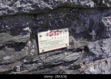 Segui le indicazioni per un ponte sulla ferrovia a vapore Lakeside e Haverthwaite. Cumbria, Regno Unito Foto Stock