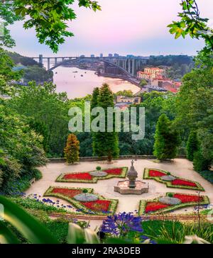 Vista aerea del Ponte da Arrabida e del famoso design del giardino del Palazzo di cristallo nella stagione primaverile a Porto, in Portogallo Foto Stock