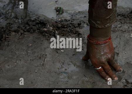 Kathmandu, Nepal. 30 giugno 2023. Il 30 giugno 2023, a Kathmandu, Nepal. Una donna nepalese che indossa braccialetti mentre lavora sul campo è raffigurata con la scritta "National Paddy Day" o "Ashar Pandhra". In questo giorno, i nepalesi mangiano in modo speciale yogurt mescolando riso battuto, cantando canzoni tradizionali, bevendo birra di riso fatta in casa e giocando in acqua fangosa mentre plantano piantine di riso nei loro campi. (Abhishek Maharjan/Sipa USA) (foto di Abhishek Maharjan/Sipa USA) credito: SIPA USA/Alamy Live News Foto Stock