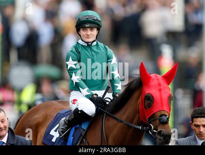 Nashwa, guidata da Hollie Doyle, va a post prima del JenningsBet a Shiremoor Hoppings Fillies' Stakes durante il secondo giorno del Seaton Delaval Northumberland Plate festival all'ippodromo di Newcastle, Newcastle upon Tyne. Data immagine: Venerdì 30 giugno 2023. Foto Stock