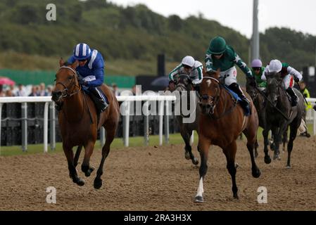 Al Husn guidato da Jim Crowley (a sinistra) vince la JenningsBet a Shiremoor Hoppings Fillies' Stakes davanti a Nashwa guidata da Hollie Doyle durante il secondo giorno del Seaton Delaval Northumberland Plate festival all'ippodromo di Newcastle, Newcastle upon Tyne. Data immagine: Venerdì 30 giugno 2023. Foto Stock