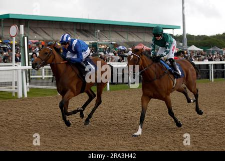 Al Husn guidato da Jim Crowley (a sinistra) vince la JenningsBet a Shiremoor Hoppings Fillies' Stakes davanti a Nashwa guidata da Hollie Doyle durante il secondo giorno del Seaton Delaval Northumberland Plate festival all'ippodromo di Newcastle, Newcastle upon Tyne. Data immagine: Venerdì 30 giugno 2023. Foto Stock