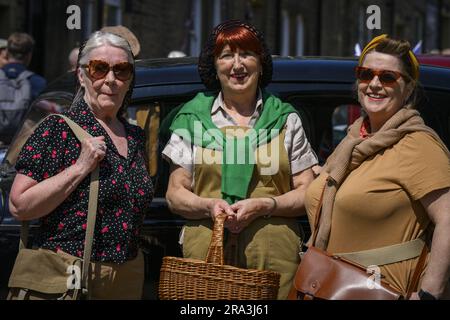 Rievocazione nostalgica della storia vivente retrò di Haworth 1940 (donne in primo piano, costumi vintage della seconda guerra mondiale) - Main Street, West Yorkshire Inghilterra Regno Unito. Foto Stock