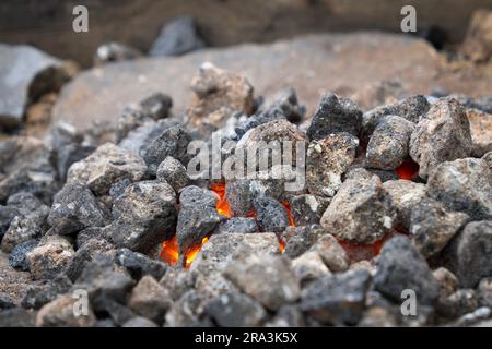 Un fuoco che brucia sotto i carboni in una fucina Foto Stock