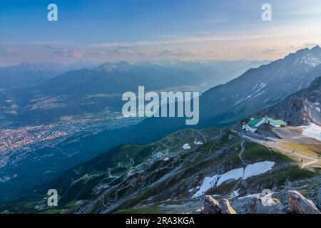 Innsbruck: Vista dalla cima dell'Hafelekarspitze, la catena montuosa Nordkette (Inntalkette), vista su Innsbruck, parapendio nella regione Innsbruck, Tirolo, Tirolo, Foto Stock