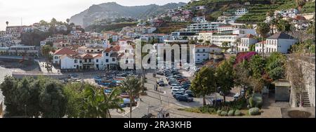 Isola di Madeira Portogallo - 04 21 2023: Vista panoramica sulla baia di Câmara do Lobos e il porto, un piccolo villaggio turistico di pescatori, viale principale di fronte alla se Foto Stock