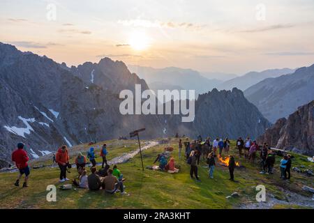 Innsbruck: Fuoco solstizio, escursionista, vista da Hafelekar vicino alla vetta dell'Hafelekarspitze, catena montuosa Nordkette (Inntalkette) nella regione di Innsbruck, Tiro Foto Stock