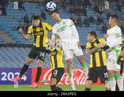 Montevideo, Uruguay. 30 giugno 2023. L'Estadio Centenario Damian Garcia di Penarol contesta l'offerta con Danilo Avelar dell'America Mineiro, durante la partita tra Penarol e America Mineiro, per il sesto round del gruppo F della Copa Sudamericana 2023, Estadio Centenario questo giovedì, 29. 30761 (Pool Pelaez Burga/SPP) credito: SPP Sport Press Photo. /Alamy Live News Foto Stock