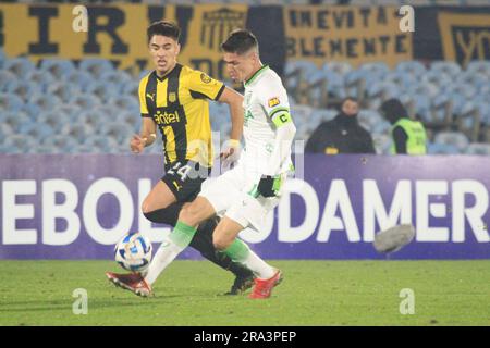 Montevideo, Uruguay. 30 giugno 2023. L'Estadio Centenario Brian Mansilla di Penarol contesta l'offerta con Ale of America Mineiro, durante la partita tra Penarol e America Mineiro, per il sesto round del gruppo F della Copa Sudamericana 2023, Estadio Centenario questo giovedì 29. 30761 (Pool Pelaez Burga/SPP) credito: SPP Sport Press Photo. /Alamy Live News Foto Stock