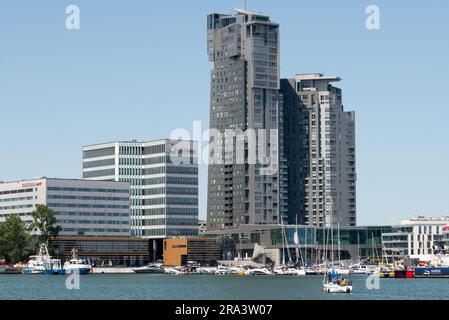 Torri marittime e edifici sul lungomare della Banca di Polonia presso la Marina e il porto di Gdynia a Gdynia, Polonia, Europa, UE Foto Stock