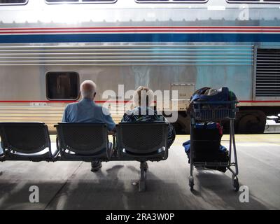 Un paio di persone attende di salire a bordo dell'Amtrak Auto-Train sulla piattaforma del terminal di Sanford, Florida, 1° giugno 2023, © Katharine Andriotis Foto Stock