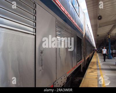Passeggeri della Amtrak Auto-Train sul binario del terminal di Sanford, Florida, 1° giugno 2023, © Katharine Andriotis Foto Stock
