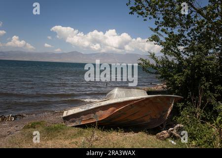 Peschereccio su una costa vicino al lago Sevan, Armenia Foto Stock