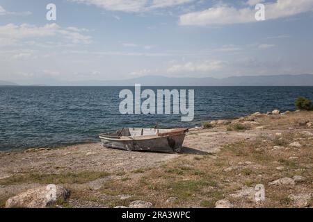 Peschereccio lungo la costa del lago Sevan, Armenia Foto Stock