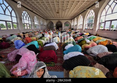 Srinagar, India. 29 giugno 2023. (6/29/2023) i musulmani del Kashmir hanno visto eseguire preghiere Eid al-Adha a Srinagar, la capitale estiva del Kashmir amministrato dagli indiani. EID al-Adha è una delle due festività musulmane più sacre che si celebrano ogni anno. Segna l'annuale pellegrinaggio musulmano per visitare la Mecca, il luogo più sacro dell'Islam. (Foto di Mubashir Hassan/Pacific Press/Sipa USA) credito: SIPA USA/Alamy Live News Foto Stock